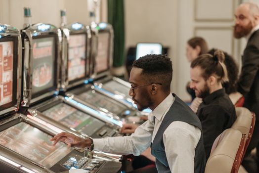 Maximize the Fun: Why You Should Play Slot Machines with Friends!